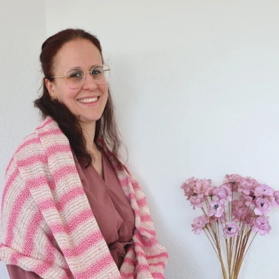 Christine Grandjean, praticienne en soins Rebozo à Neuchâtel avec un rebozo rose